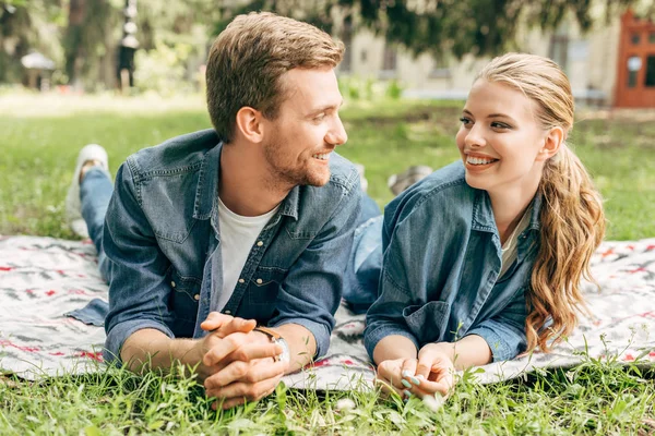 Feliz Joven Pareja Acostada Hierba Parque Mirándose Entre —  Fotos de Stock