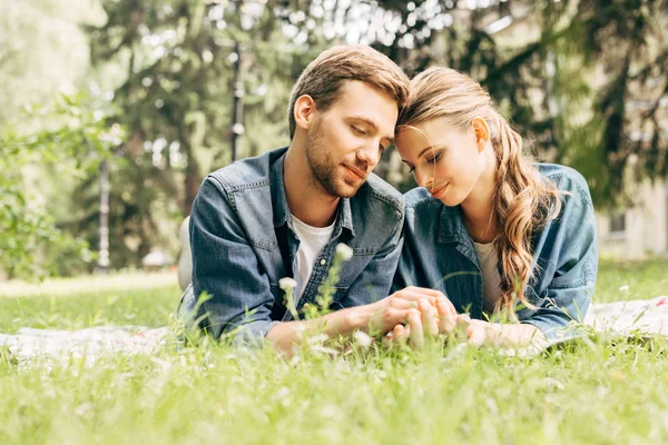 Vackra Unga Par Liggande Gräset Park Och Gosa — Stockfoto