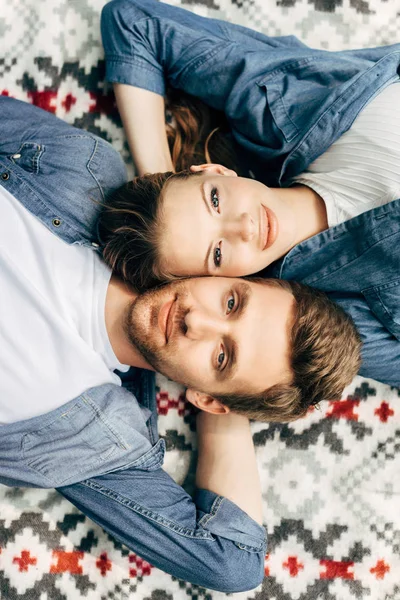 Top View Beautiful Young Couple Lying Patterned Cloth Looking Camera — Stock Photo, Image