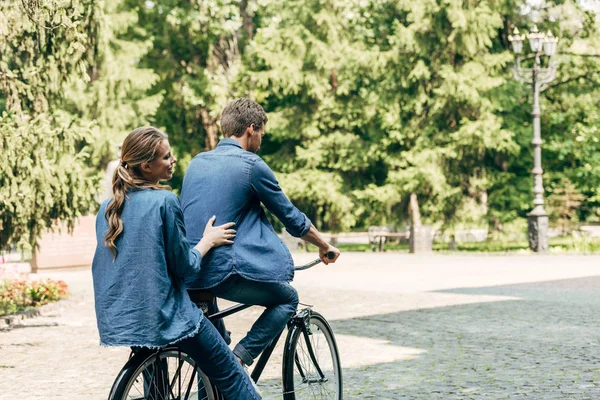 Hermosa Pareja Joven Montar Bicicleta Juntos Parque — Foto de Stock