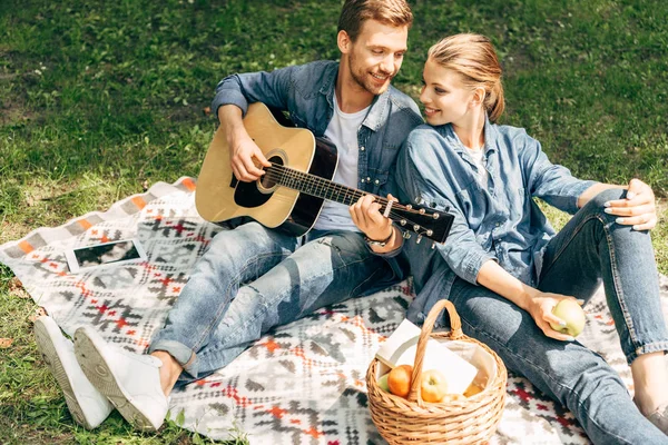 Parkta Dinlenirken Gülümseyen Kız Arkadaşı Için Gitar Çalmak Yakışıklı Genç — Stok fotoğraf