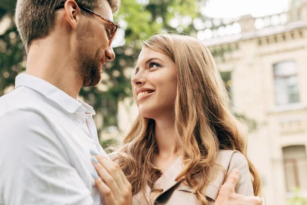 Beautiful Young Couple Looking Each Other Smiling — Stock Photo, Image