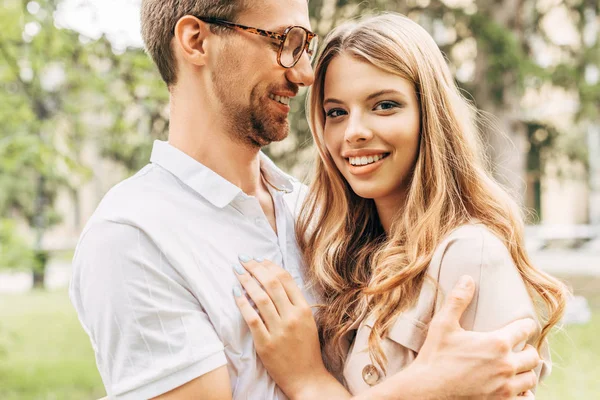 Pohled Zdola Šťastný Mladý Pár Objímat Parku — Stock fotografie