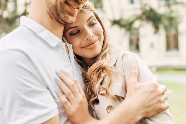 Cortado Tiro Sorrindo Jovem Mulher Inclinando Seu Namorado — Fotografia de Stock