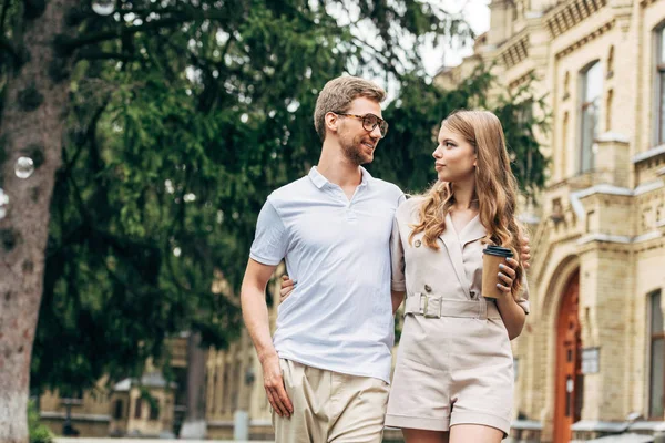 Pasangan Muda Yang Cantik Berjalan Bersama Sama Dan Saling Memandang — Foto Stok Gratis