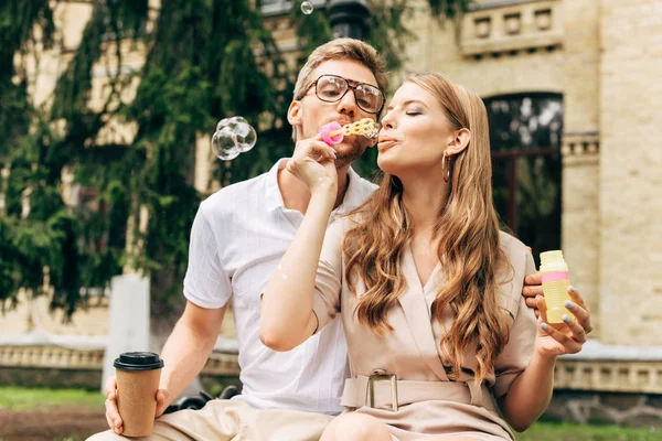 Elegante Jovem Casal Soprando Bolhas Sabão Juntos — Fotografia de Stock