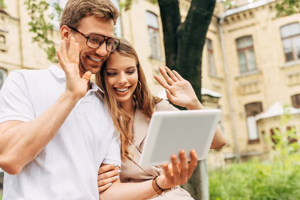 Smiling Young Couple Doing Video Call Tablet Old Building — Stock Photo, Image