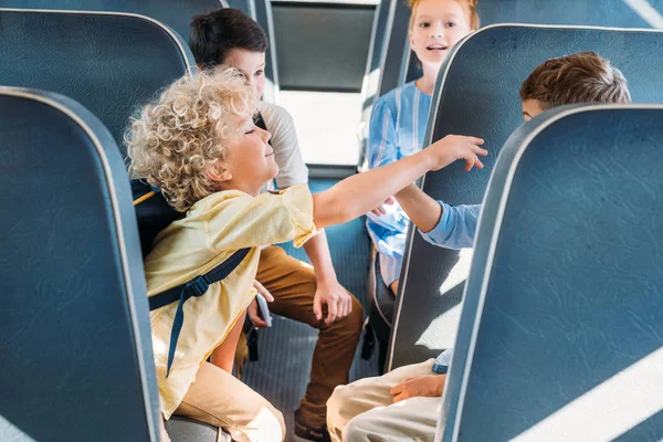 Gruppo Adorabili Alunni Divertirsi Insieme Mentre Cavalcano Scuolabus — Foto Stock