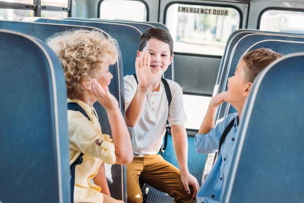 Schattig Leerlingen Geven Hoge Vijf Samen Tijdens Het Rijden Schoolbus — Stockfoto