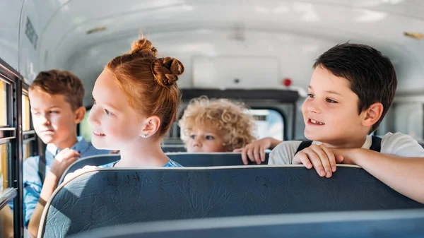 Groep Scholieren Rijden Bus Van School Zoek Door Raam — Stockfoto
