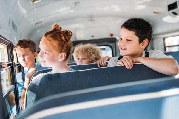 Grupp Elever Rider Skolbussen Och Tittar Genom Fönstret — Stockfoto