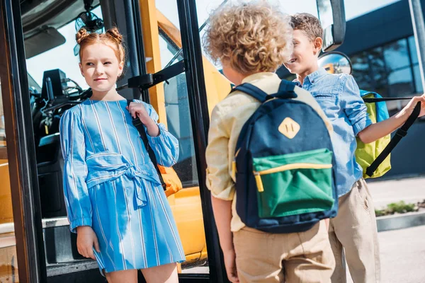 Група Учнів Стоять Біля Шкільного Автобуса Розмовляють — стокове фото