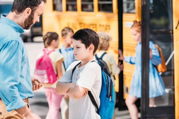 Angry Father Disciplines His Son Front School Bus — Stock Photo, Image