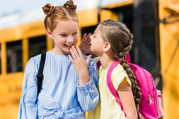 Αξιολάτρευτο Μικρό Μαθήτριες Κουτσομπολεύουν Μπροστά Από Σχολικό Λεωφορείο — Φωτογραφία Αρχείου