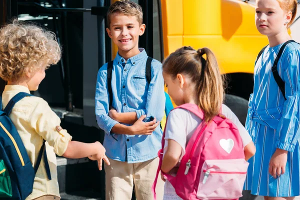 Група Чарівних Учнів Розмовляють Біля Шкільного Автобуса — стокове фото
