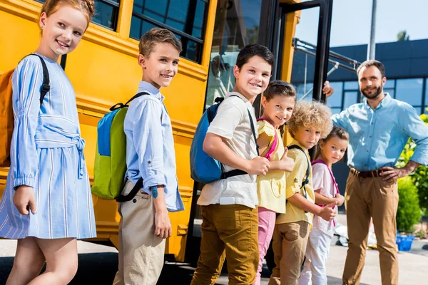 Cola Alumnos Pie Cerca Del Autobús Escolar Con Profesor — Foto de Stock