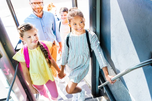 Grup Elevi Care Intră Autobuzul Școlar Profesorul — Fotografie, imagine de stoc