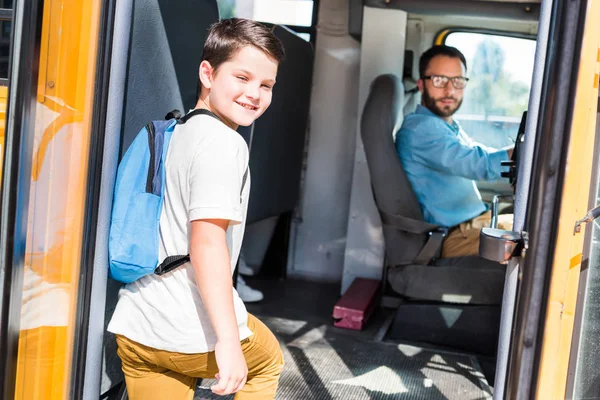 Schöner Schulbusfahrer Und Schuljunge Schauen Die Kamera — Stockfoto