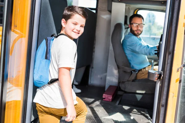 Beau Chauffeur Autobus Scolaire Écolier Regardant Caméra — Photo