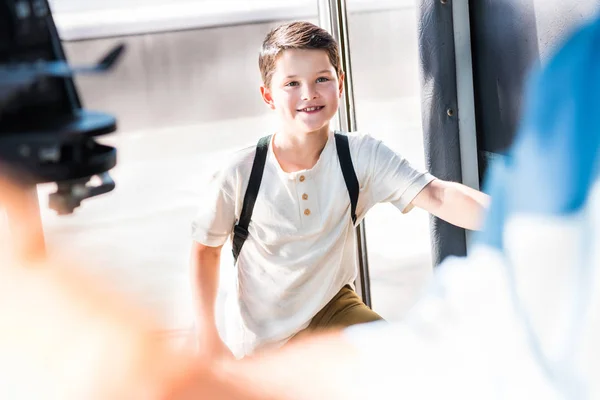 Lächelnder Schüler Betritt Schulbus Und Schaut Fahrer — Stockfoto