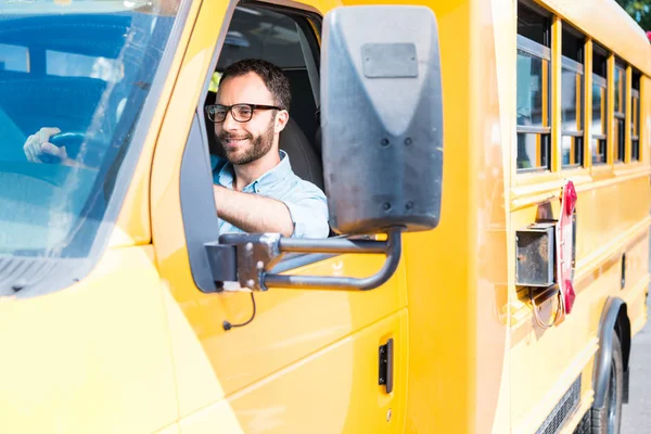 Knappe Schoolbus Chauffeur Lachend Rijden — Stockfoto