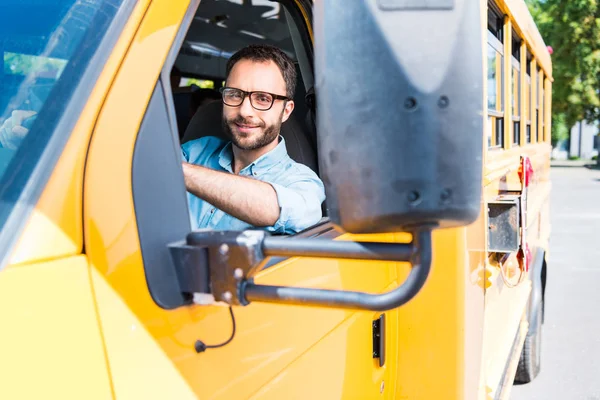 Przystojny Kierowca Autobusu Szkolnego Uśmiechający Się Patrząc Kamery — Zdjęcie stockowe