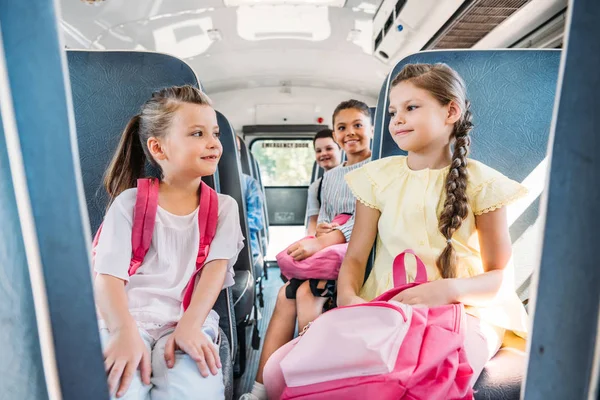 Grupo Alunos Felizes Montando Ônibus Escolar Durante Excursão Escolar — Fotografia de Stock