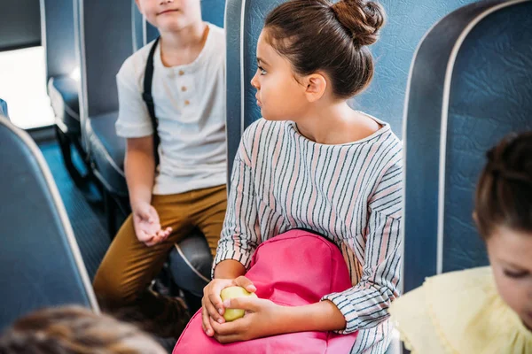 Grupo Alumnos Que Viajan Autobús Escolar Durante Excursión Escolar — Foto de Stock