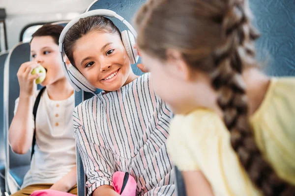 Schöne Kleine Schülerin Die Mit Kopfhörern Musik Hört Während Sie — Stockfoto
