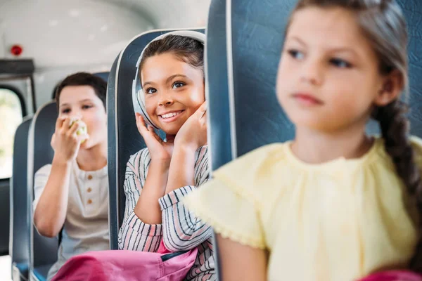 Groep Scholieren Rijden Schoolbus Tijdens Schoolreis — Stockfoto