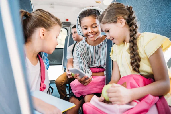 Grupo Colegialas Adorables Usando Teléfono Inteligente Juntos Mientras Viajan Autobús — Foto de Stock