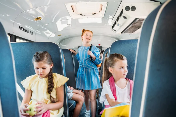 Entzückende Kleine Schüler Fahren Während Eines Ausflugs Schulbus — Stockfoto