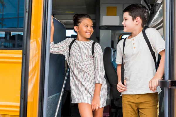 Вчені Стоять Шкільному Автобусі Дивляться Один Одного — стокове фото