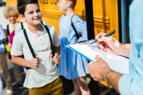 Обрезанный Снимок Учителя Пишущего Списке Время Ученики Входящие Школьный Автобус — стоковое фото