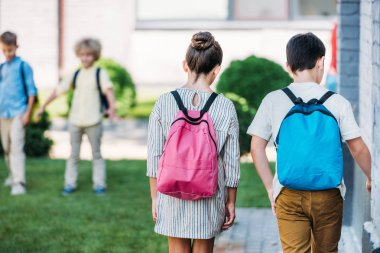 Dikiz bakpacks okul bahçesi ile waling ile okul