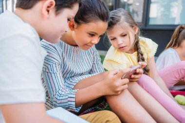çok güzel okul çimenlerin üzerinde otururken smartphone birlikte kullanılması grup