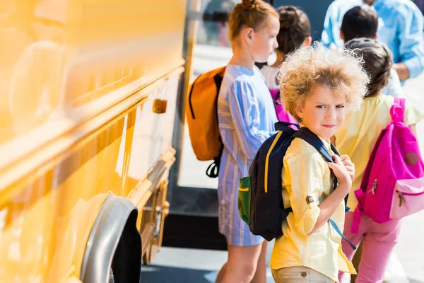 Adorável Colegial Encaracolado Com Seus Colegas Classe Perto Ônibus Escolar — Fotografia de Stock