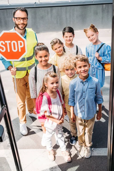 Uitzicht Vanaf Schoolbus Groep Scholieren Met Verkeer Bewaker Kijken Naar — Stockfoto