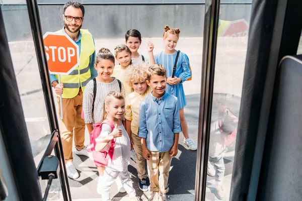 Visa Från Skolbuss Gruppen Elever Med Trafik Guard Tittar Kameran — Stockfoto