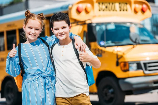 Glad Liten Forskare Visar Tummen Och Tittar Kamera Framför Skolbuss — Stockfoto