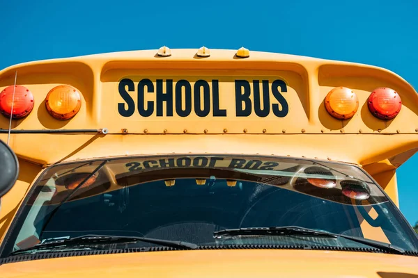 Primer Plano Autobús Escolar Con Inscripción Frente Del Cielo Azul — Foto de Stock