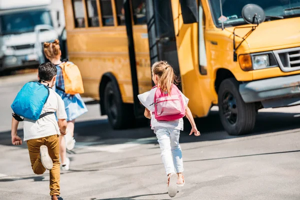 Visão Traseira Crianças Adoráveis Idade Escolar Correndo Para Ônibus Escolar — Fotografia de Stock