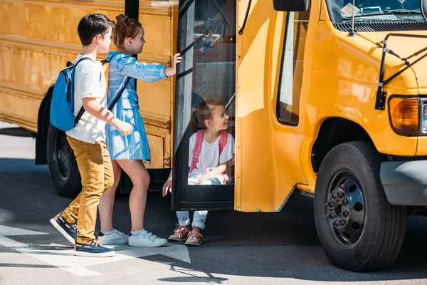 Uczeni Relaksujący Pobliżu Szkolny Autobus Parking — Zdjęcie stockowe