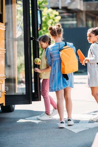 Група Маленьких Школярки Вступають Шкільний Автобус — стокове фото