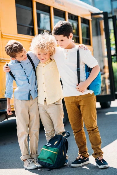 Glückliche Kleine Schüler Verbringen Zeit Zusammen Vor Dem Schulbus — Stockfoto