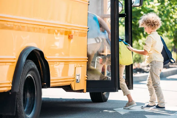 Skupina Malých Školáků Školní Autobus — Stock fotografie