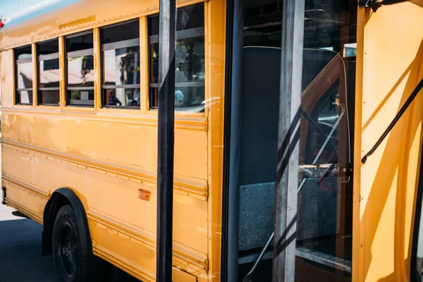Gedeeltelijke Weergave Van Geopende Lege Schoolbus Geparkeerd Straat — Stockfoto