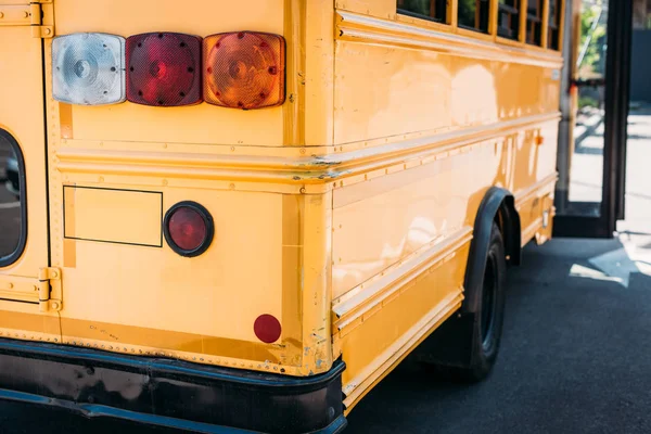 Vista Trasera Del Autobús Escolar Tradicional Americano — Foto de stock gratis