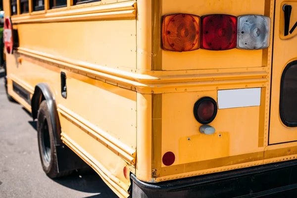 Achteraanzicht Van Traditionele Gele Schoolbus — Gratis stockfoto