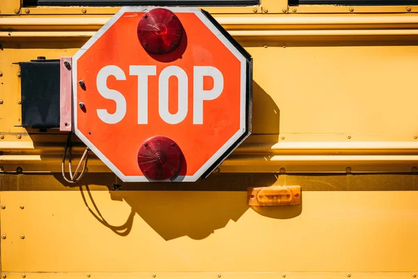 Обрезанный Снимок Школьного Автобуса Знаком Стоп — стоковое фото
